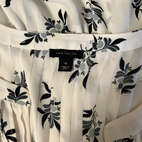 Ann Taylor Floral Pin Tuck Blouse in White/Blue Size XL - Picture 7 of 9